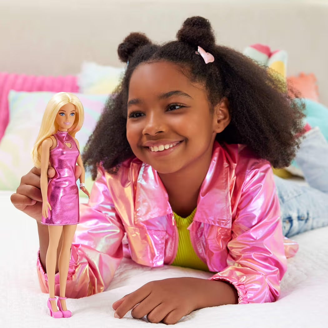 Mattel Barbie Fashionistas 230 HYT88 Bambola con Capelli Biondi, Abito Rosa Metallizzato e Accessori