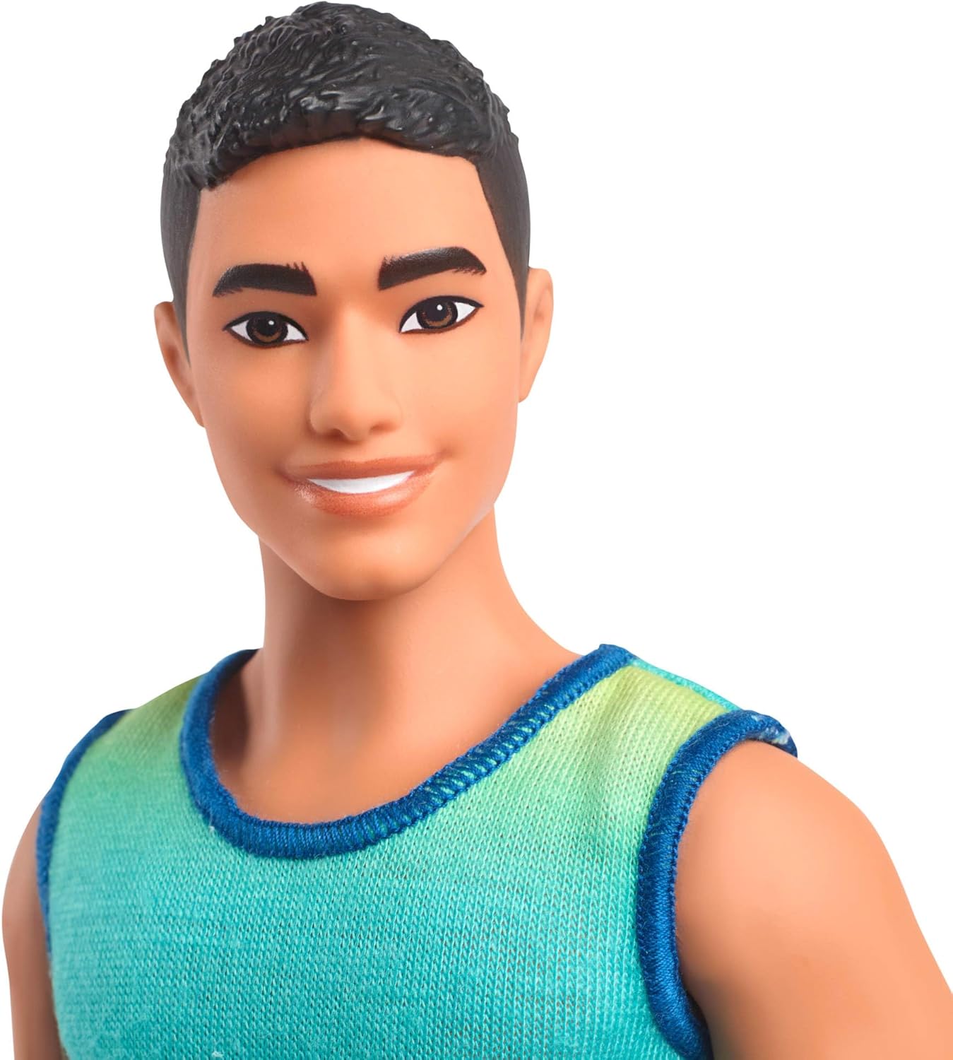Mattel Barbie Ken Fashionistas 236 HYV00 con Capelli Neri, Canotta Sfumata e Shorts Jeans