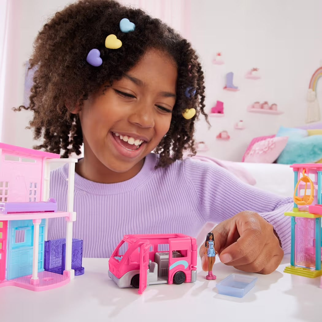 Mattel Barbie Mini BarbieLand Camper dei Sogni HYF39 con Mini Bambola e Veicolo