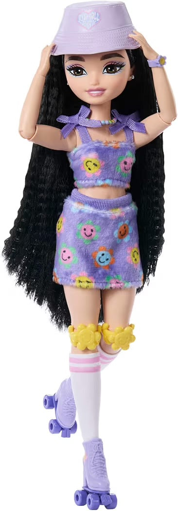 Mattel Barbie Dream Besties Renee Bambola Snodata Pattini a Rotelle e Mini BarbieLand Fashionistas 3,8 cm a Sorpresa Tubetto Rossetto Rosso