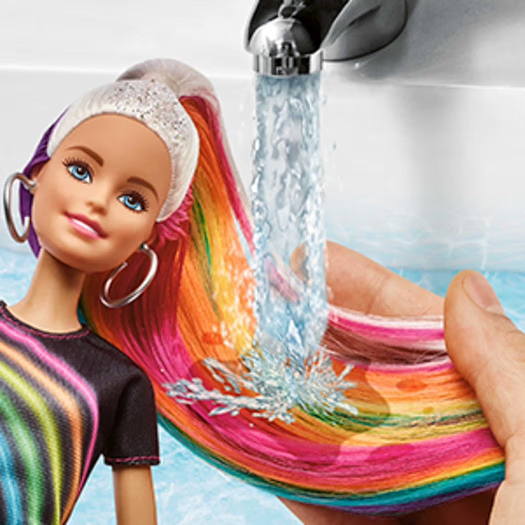 Mattel Barbie Bambola con Capelli Lunghi Arcobaleno e Tanti Accessori FXN96