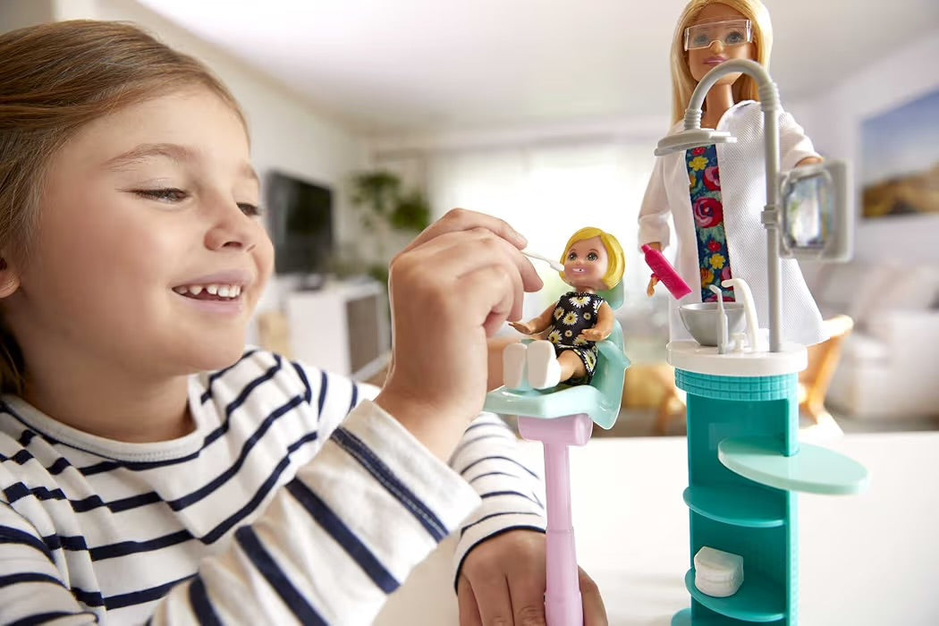 Mattel Barbie Carriere Dentista, Playset con due bambole, sedia operatoria e accessori