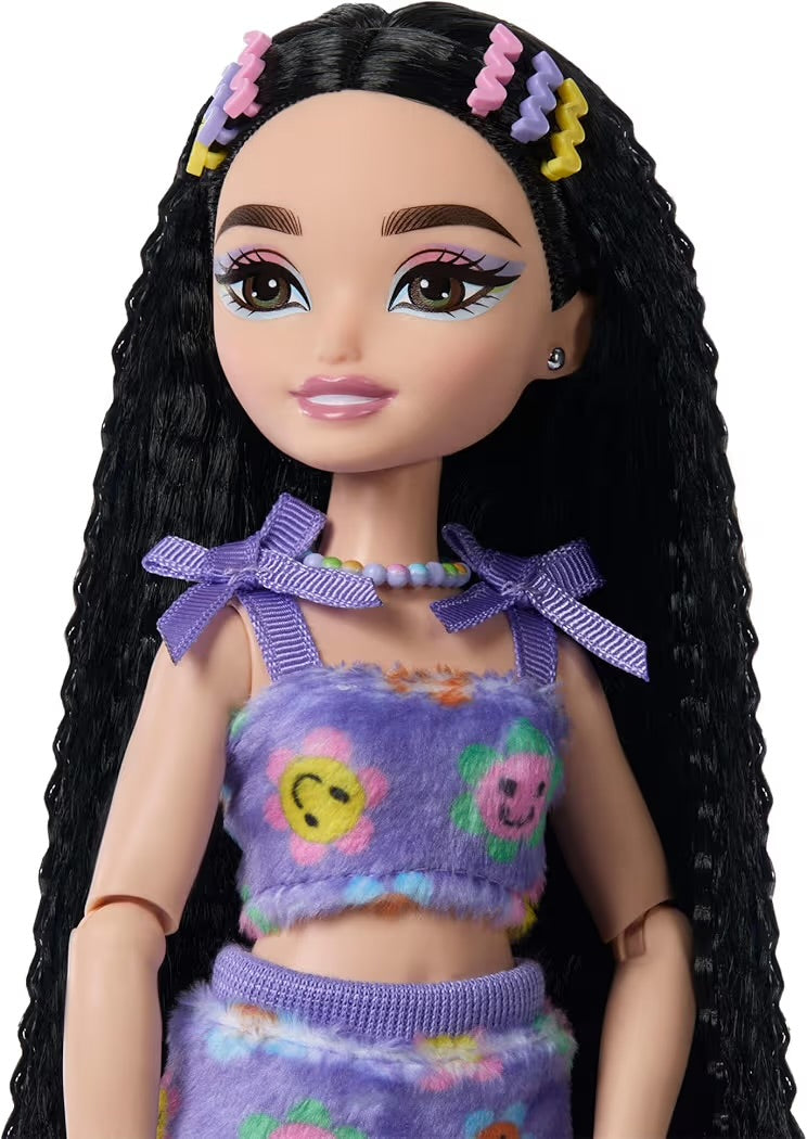 Mattel Barbie Dream Besties Renee Bambola Snodata Pattini a Rotelle e Mini BarbieLand Fashionistas 3,8 cm a Sorpresa Tubetto Rossetto Rosso