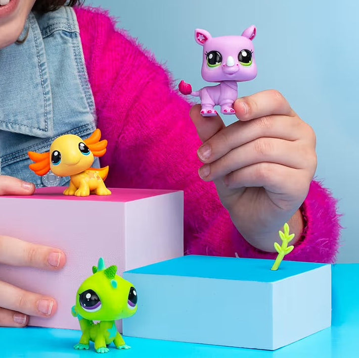 BANDAI Littlest Pet Shop Trio Tubo Wild Vibes Set con 3 Mini Personaggi, 1 Accessorio, Carta da Collezione e Codice Virtuale