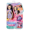 Mattel Barbie Dream Besties Renee JFX99 Bambola Snodata con Capelli Neri, Pattini a Rotelle e 9 Accessori a Tema Video e Cibo, Giocattolo per Bambini 4+ Anni