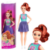 Mattel Barbie Bambola Fashionistas n. 232 con capelli rossi, top sportivo in jersey con lettera B, gonna viola plissettata, orologio e sneaker, giocattolo per bambini, 3+ anni, HYT90