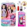 Mattel Barbie Dream Besties Renee Bambola Snodata Pattini a Rotelle e Mini BarbieLand Fashionistas 3,8 cm a Sorpresa Tubetto Rossetto Rosso