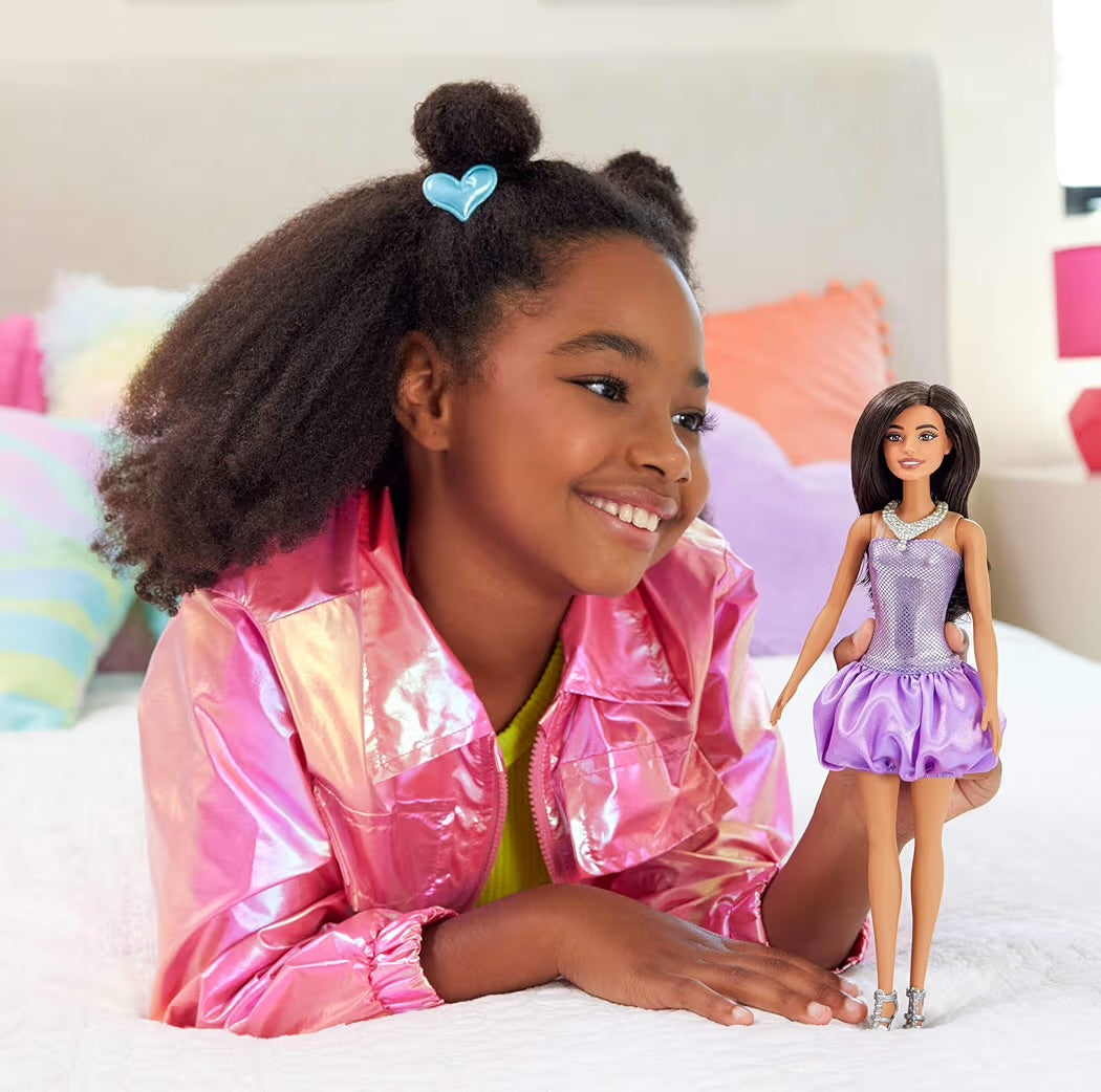 Mattel Barbie Fashionistas 234 HYT92 Bambola con Capelli Marroni, Abito Viola con Paillettes e Accessori