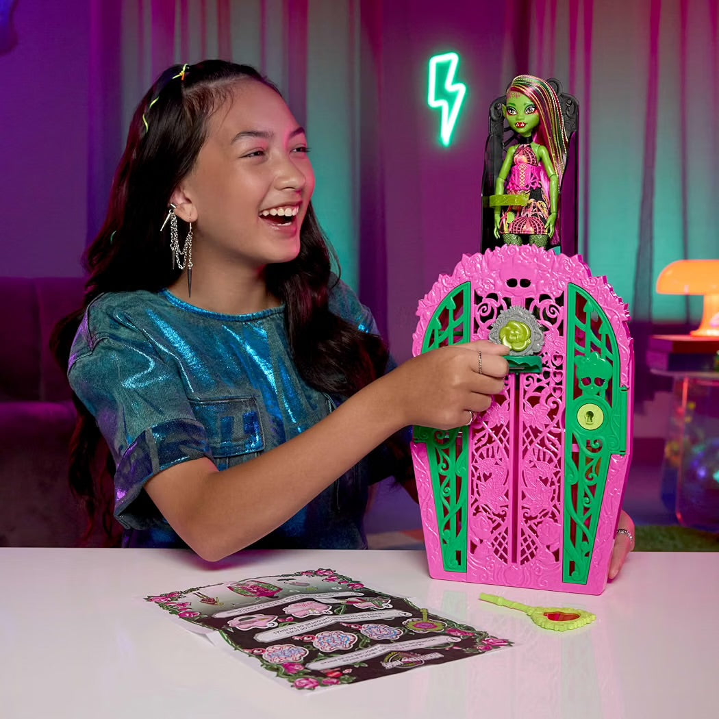 Mattel Monster High Segreti da Brivido Venus McFlytrap e I misteri in Giardino bambola con guardaroba, 19 accessori e abiti per il tea party