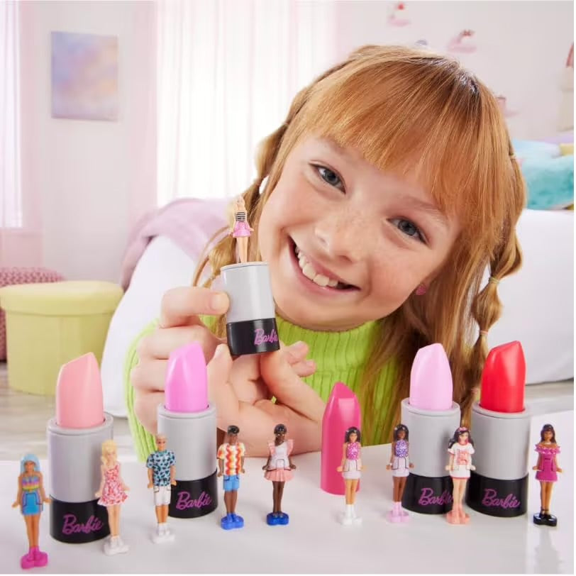 Mattel Barbie Party Surprise Chelsea 1 pz bambola e Mini BarbieLand Fashionistas 3,8 cm a Sorpresa Tubetto Rossetto Rosso