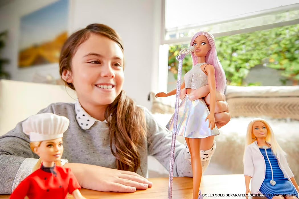 Mattel Barbie Carriere Pop Star con Microfono, Bambola Capelli Rosa e Abiti Argento, Giocattolo per bambini 3+ Anni, FXN98