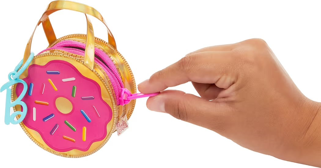 Mattel Barbie Vestiti e borsa portachiavi a ciambella deluxe con vestito rosa e accessori a tema caramelle per bambole